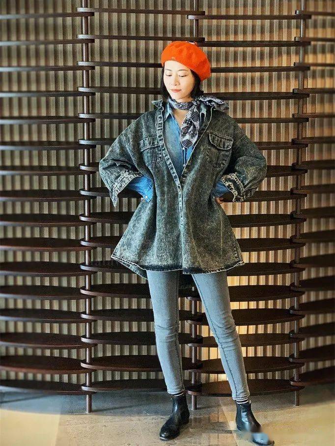 灰色系牛仔的全身搭配,选择了都有雪花纹(粗细不同)的灰色牛仔面料,内