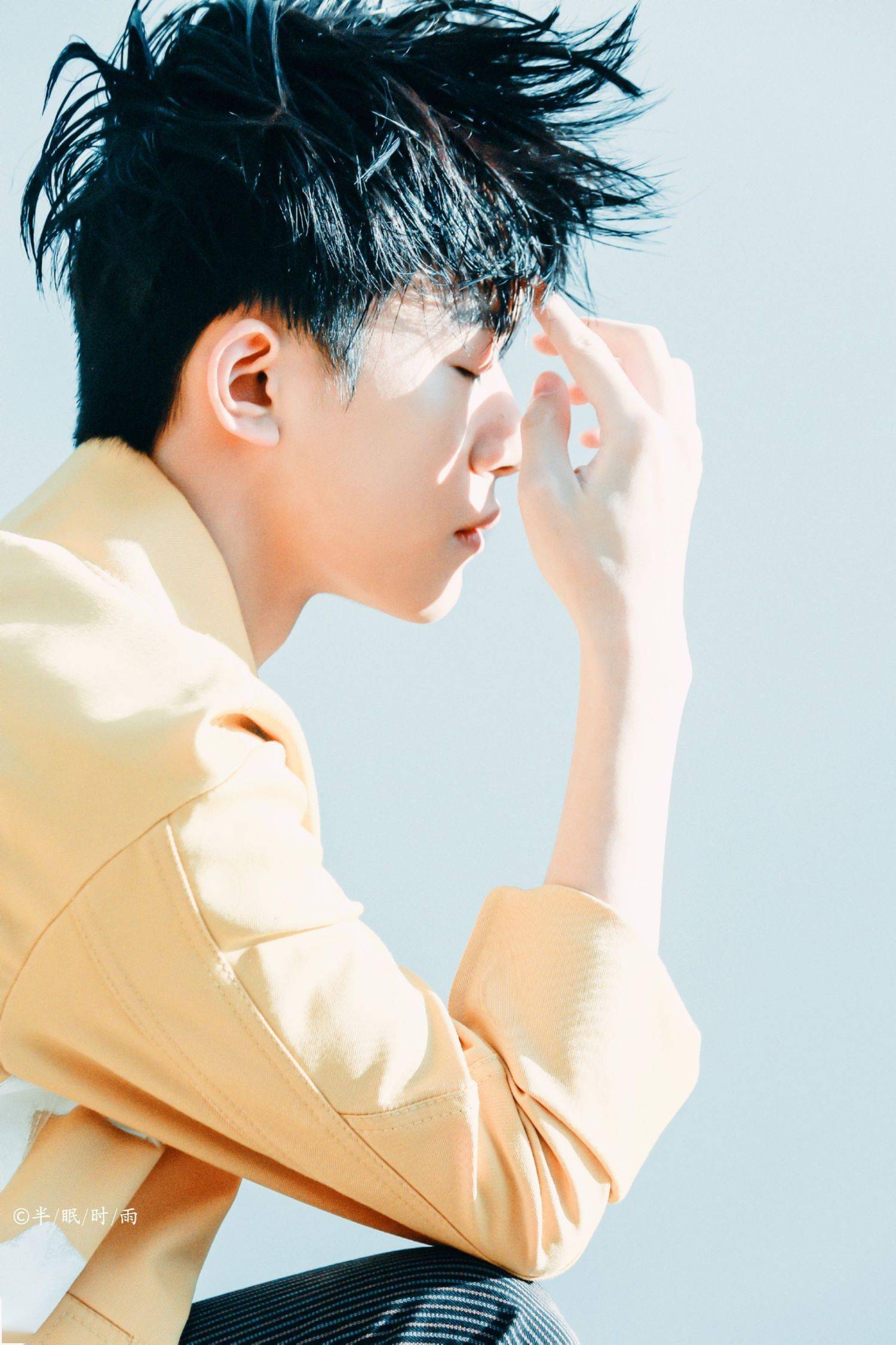 易烊千玺清爽帅照来袭,夏天的风吹来少年感