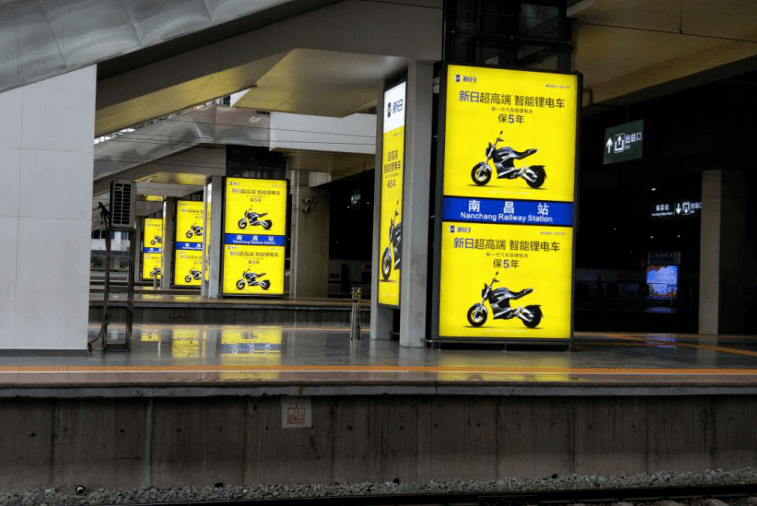 早在10月初,新日就开始布局沪宁高速,南京南站,南京站等高铁,高炮广告