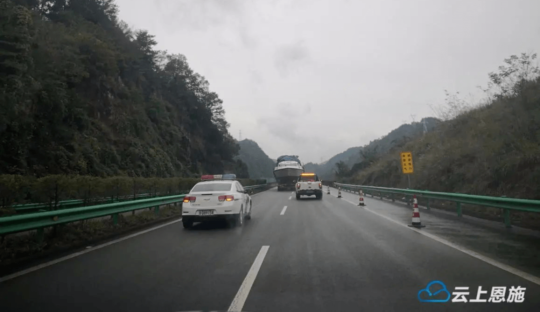 咸丰服务区来了一"庞然大物",司机不敢走了!结果.