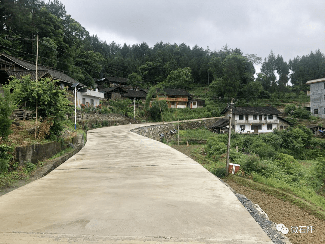 寒露时节,漫步于石阡县大沙坝乡任家寨村,顺着村口弯曲的小路,找寻着