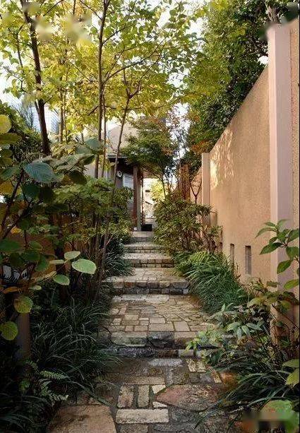 稍稍加点小设计,立马变得鲜活起来;白天的阳光,夜晚的灯光,巷道的时光