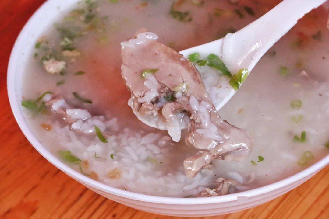鸭肉粥,鸭肉粉,拌鸭内脏……都是老客们的常点,鸭血柔嫩,鸭肝软糯