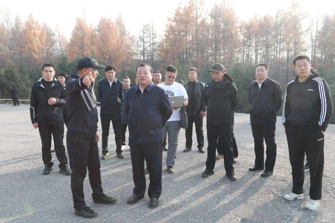 县委书记陈旭升到青龙山滑雪场项目建设地现场办公