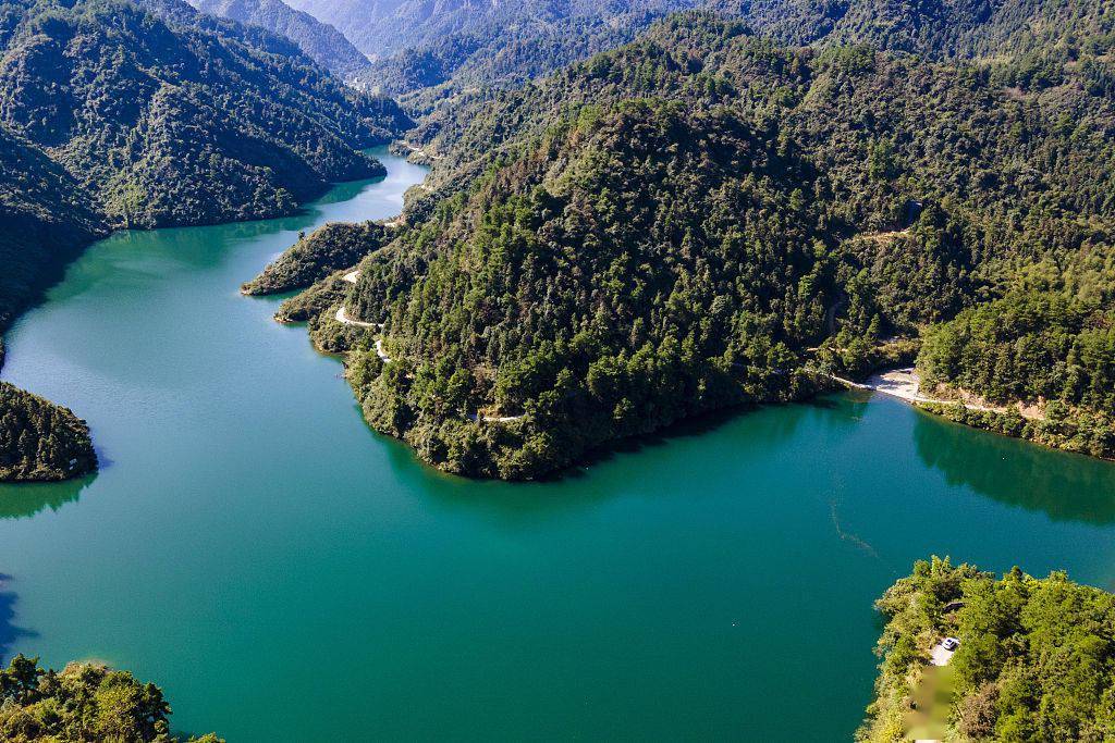 湖南湘西航拍躍進水庫碧水青山風景如畫