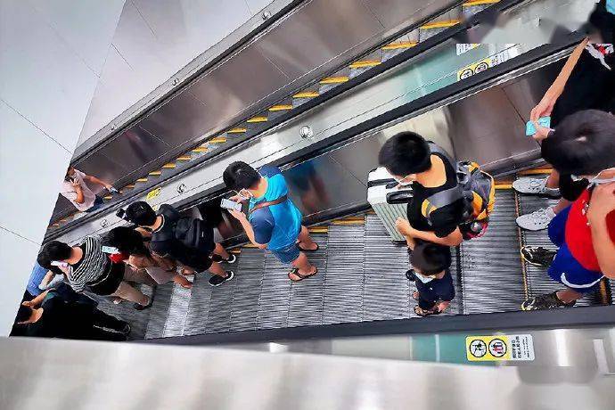 女子一脚踩空滚下楼梯,这个坏习惯可能你也有.