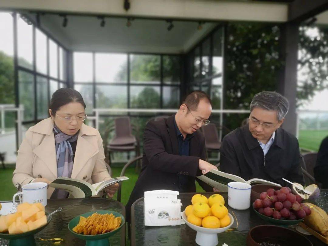 座谈会上,黄轲就目前金井镇茶旅文化发展情况进行工作汇报,湘丰集团