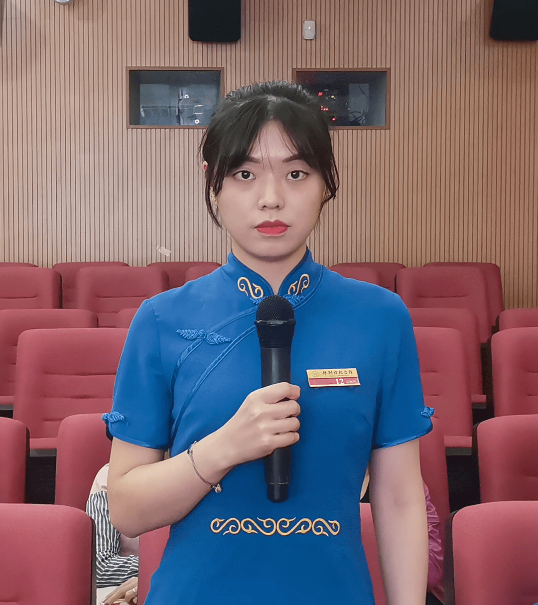 宣讲员倪施荧向大家讲述了"感动中国2020年度人物"朱丽华的事迹