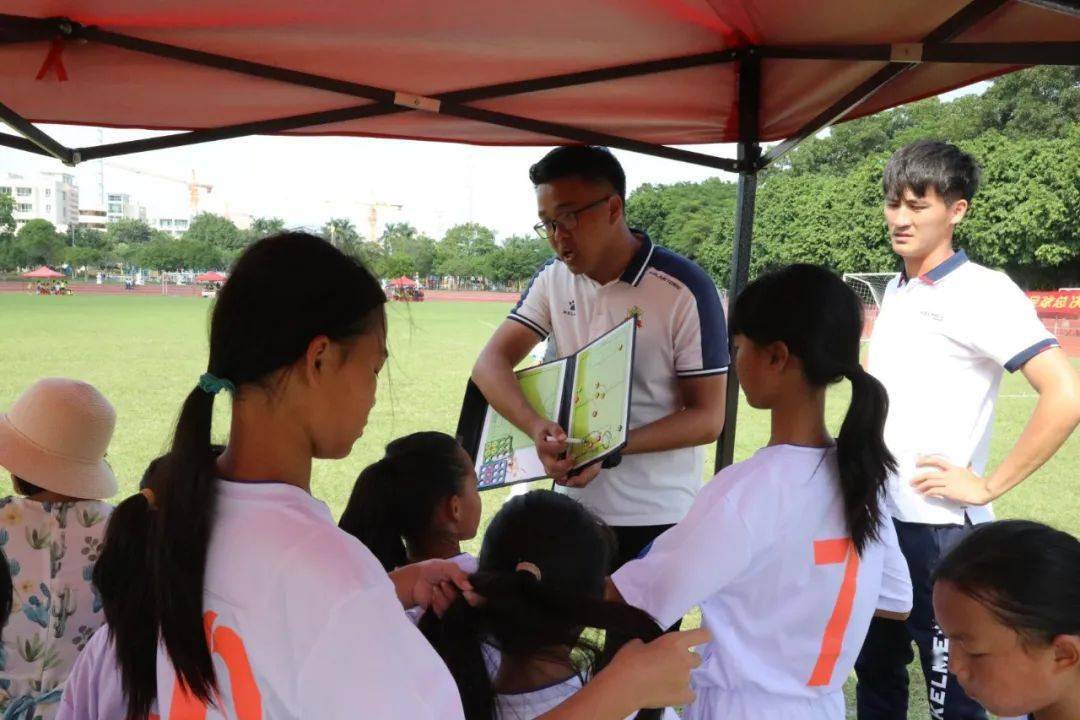 男女队双亚军绿欣小学足球小将出战市赛刷新里水镇校园足球竞技最佳