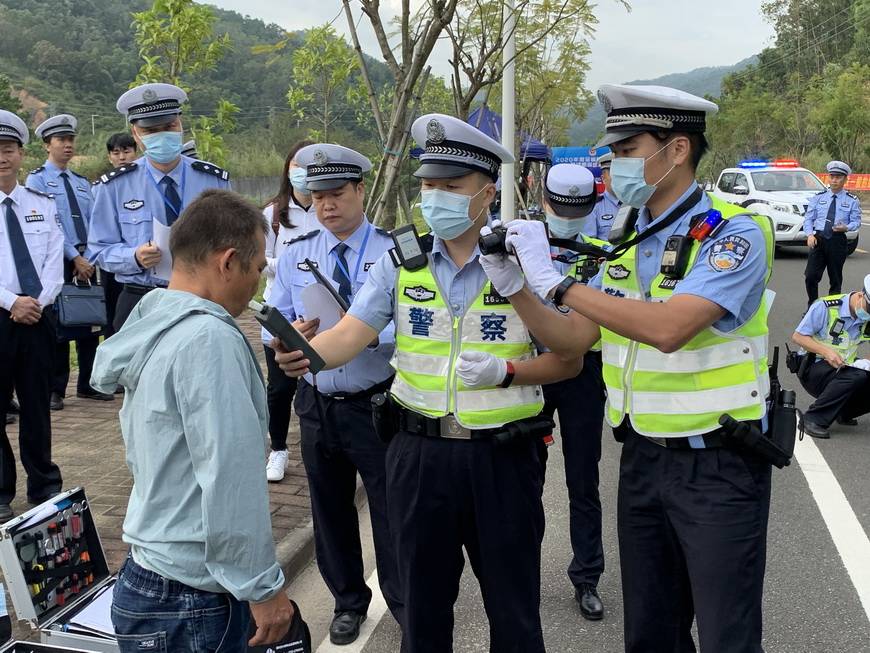 车祸不是比赛现场广东交警开展道路交通事故现场勘查大比武