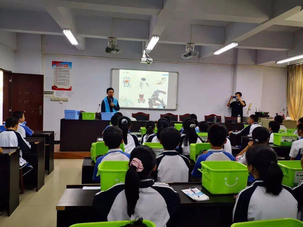 市科普进校园在梅塘镇梅峰初级中学隆重举行