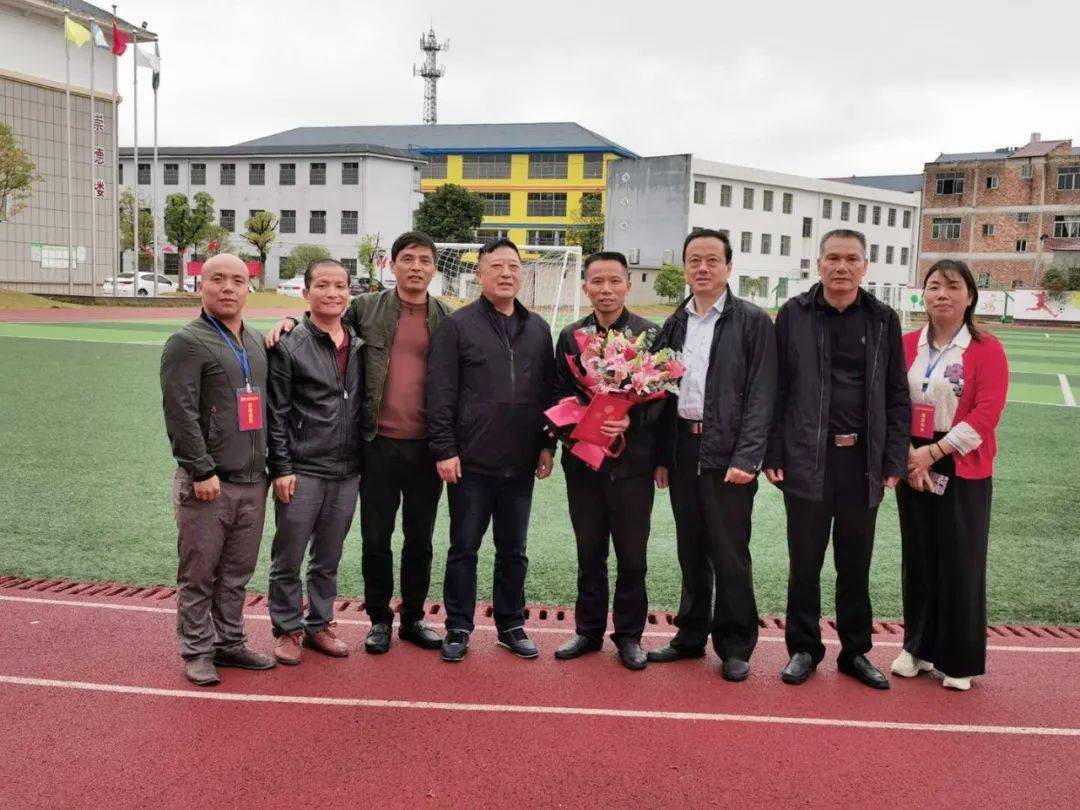 我校领导赴余干县古埠中心小学看望慰问优秀校友