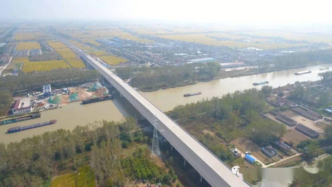 各位观众,我现在是在331省道宝应段改扩建工程,宝应湖特大桥的施工