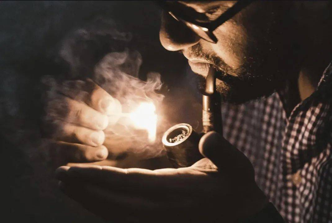 那么"你抽烟吗",自然也是询问别人一般性的活动,要说:do you smoke?