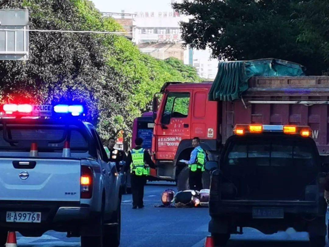 大单宾阳城中加油站路口发生惨烈车祸伤者腿部血肉模糊
