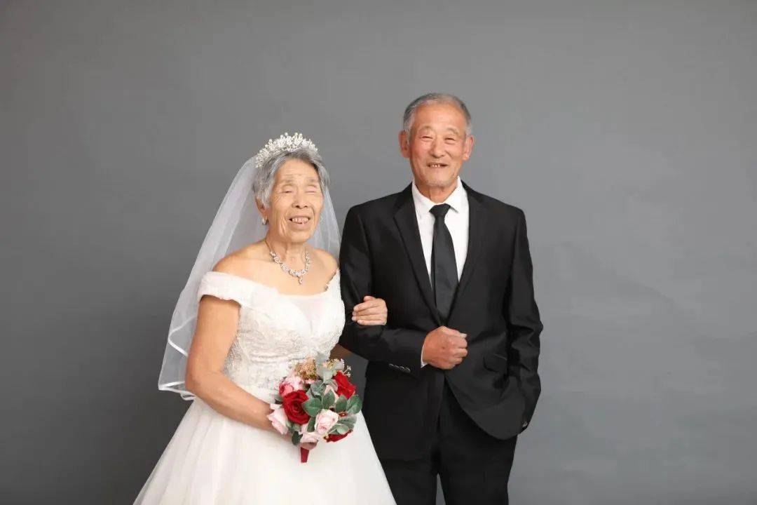 新時代文明實踐用婚紗照定格最美愛情金婚老人重拍婚紗照