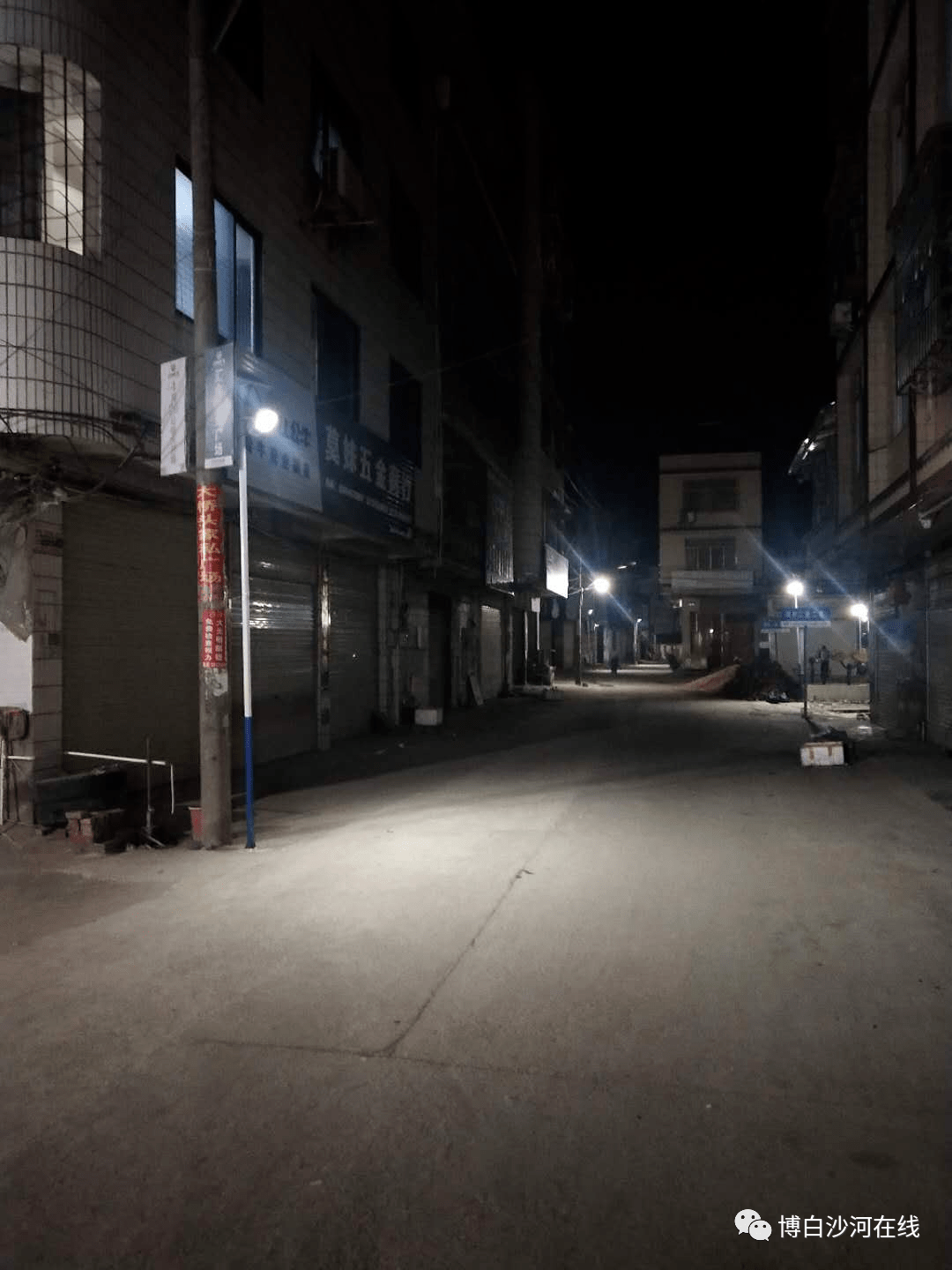 给力博白这个镇圩也装上太阳能路灯啦