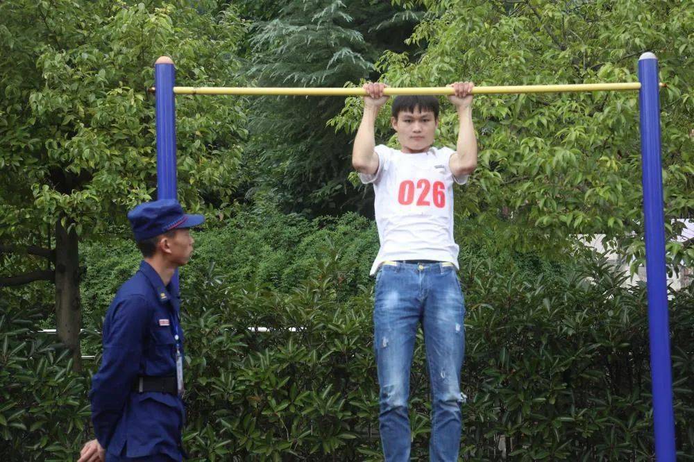 左脚向前一步,双手手掌向前,在双脚两侧约20cm处着地,两腿后撤伸直