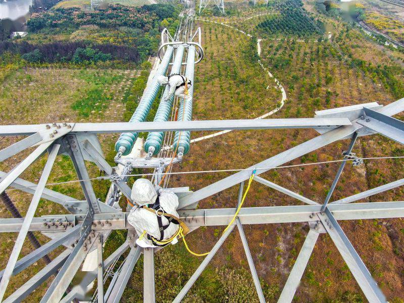 百米高塔1000千伏特高压线上带电作业保障进博会外电入沪大动脉