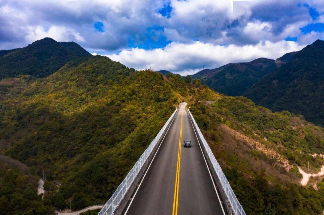 奉化这条盘山公路美得醉人!山中跑着小火车,还有色彩斑斓的水库湿地