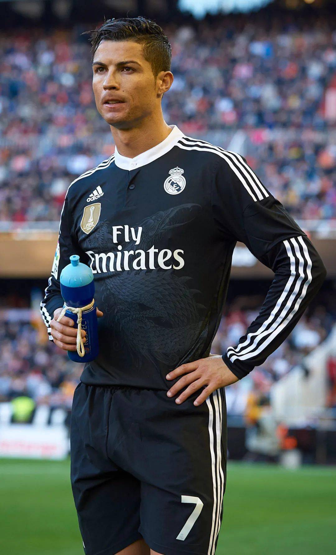 皇马:皇马的联名款球衣选择14-15赛季山本耀司专门为俱乐部设计的超