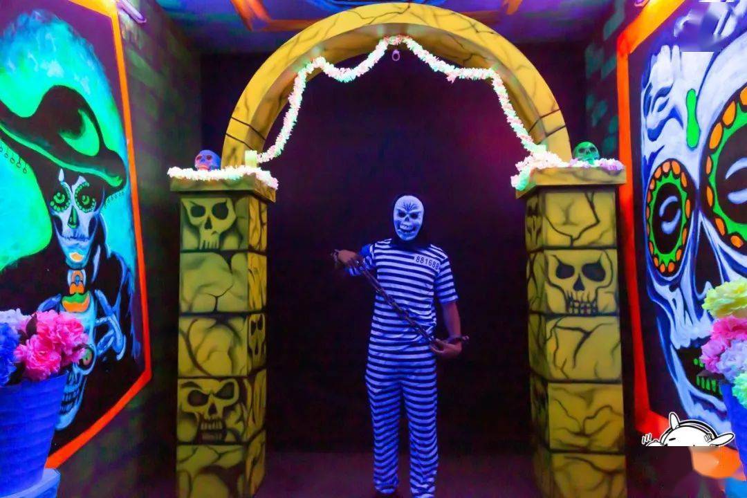 诡异荧光屋7272727272727272真人npc遍布着鬼屋的各