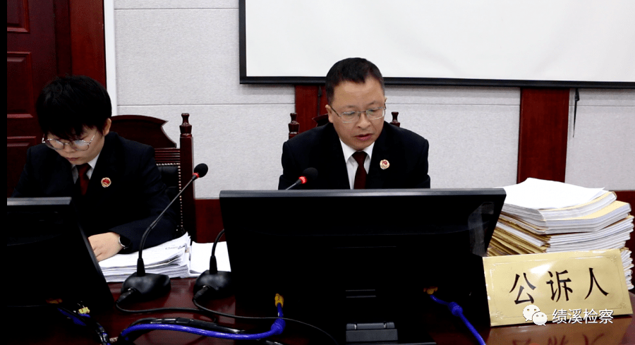 绩溪开审一恶势力"套路贷"集团犯罪案;办公场所在黄山市区,采取殴打