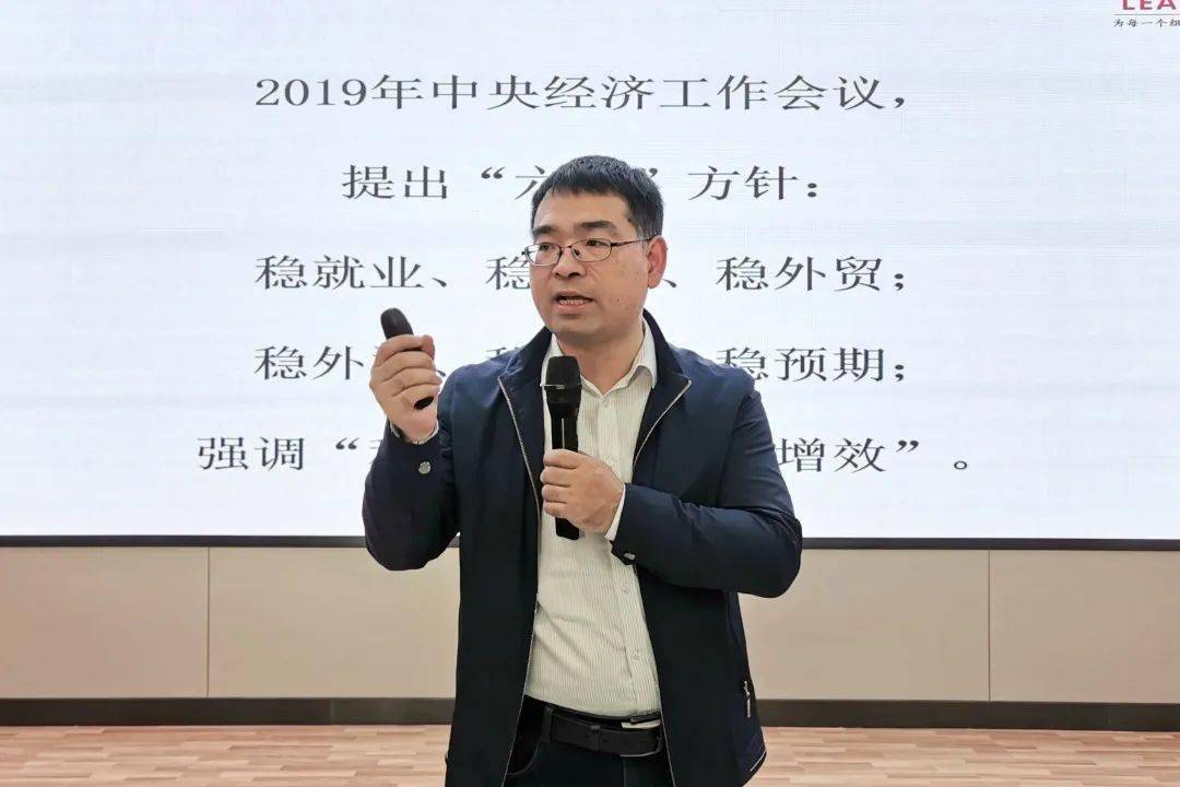 讲座中,楼迎军主要从当前中国经济的问题在哪里,中小企业的"成长焦虑"