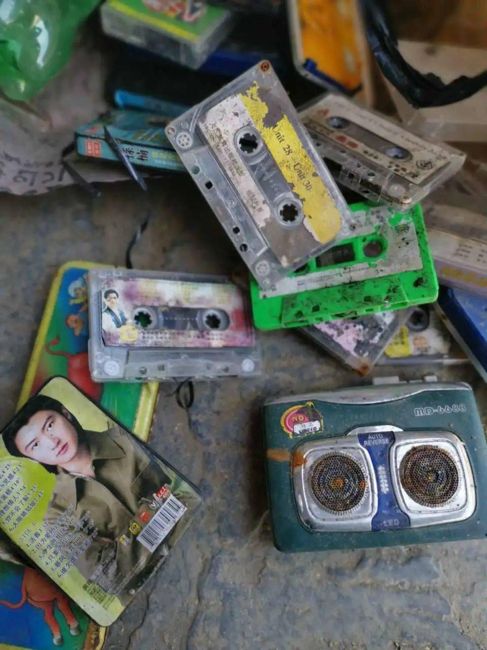 湘西一网友整理房间发现的"宝贝"据说是很多80后的回忆