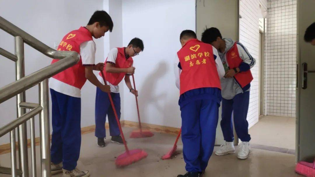 学生在养老院扫地图片图片