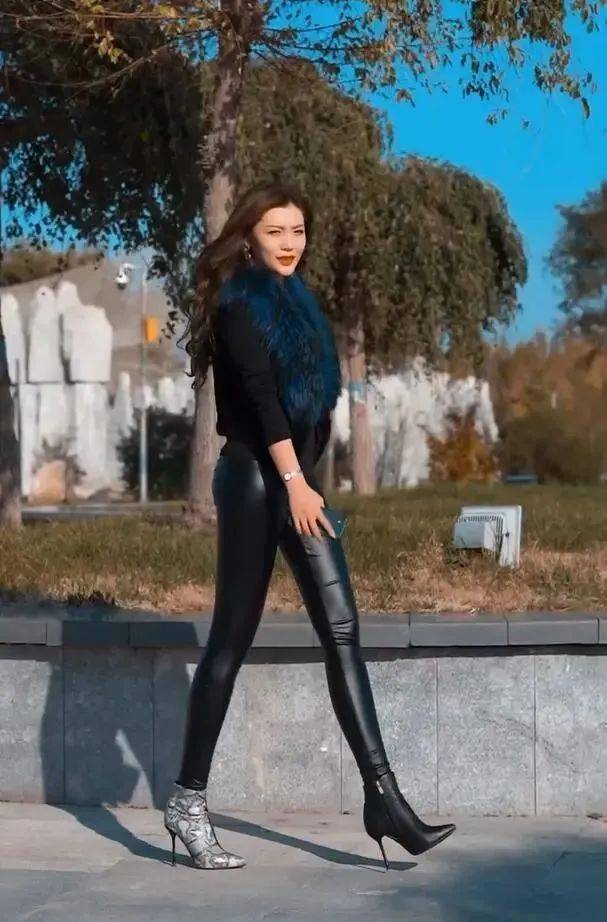 皮裤美女的个性潮搭,除了不透气,这造型挑不出缺点_手机搜狐网