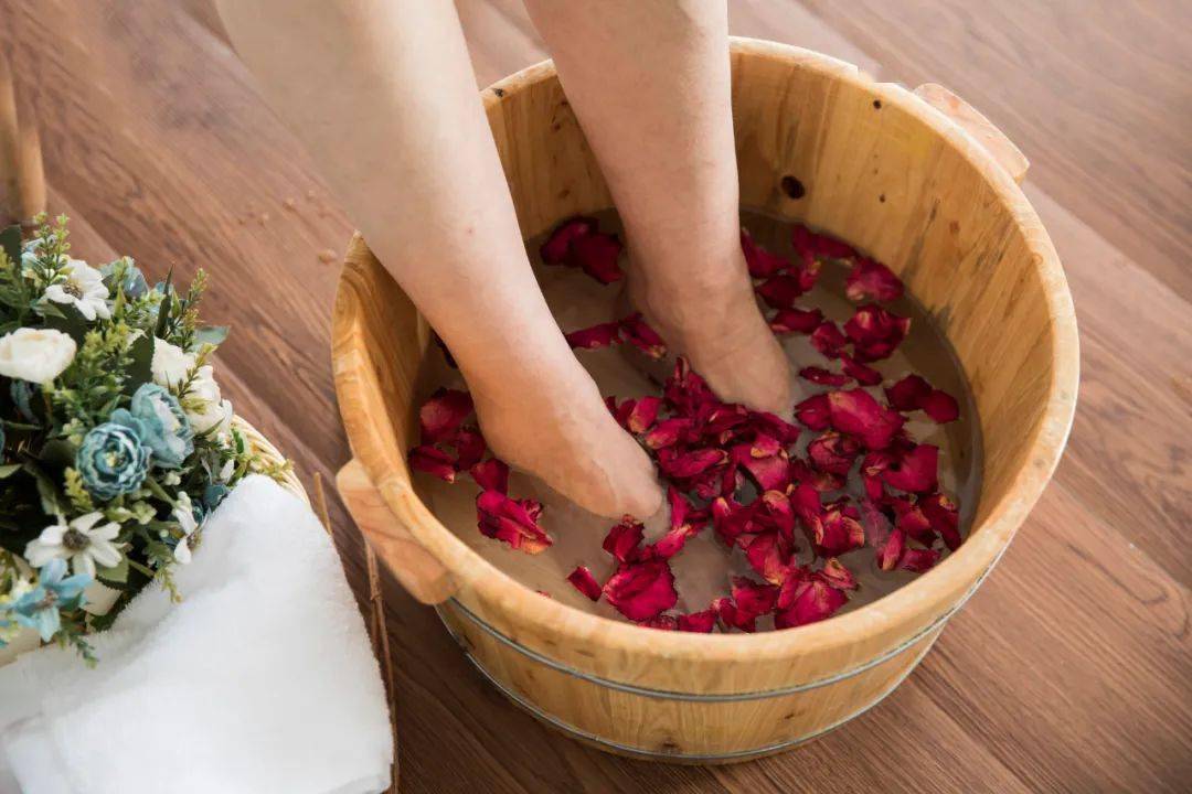 养生百岁国医大师邓老这个泡脚方效果好既降压又安眠