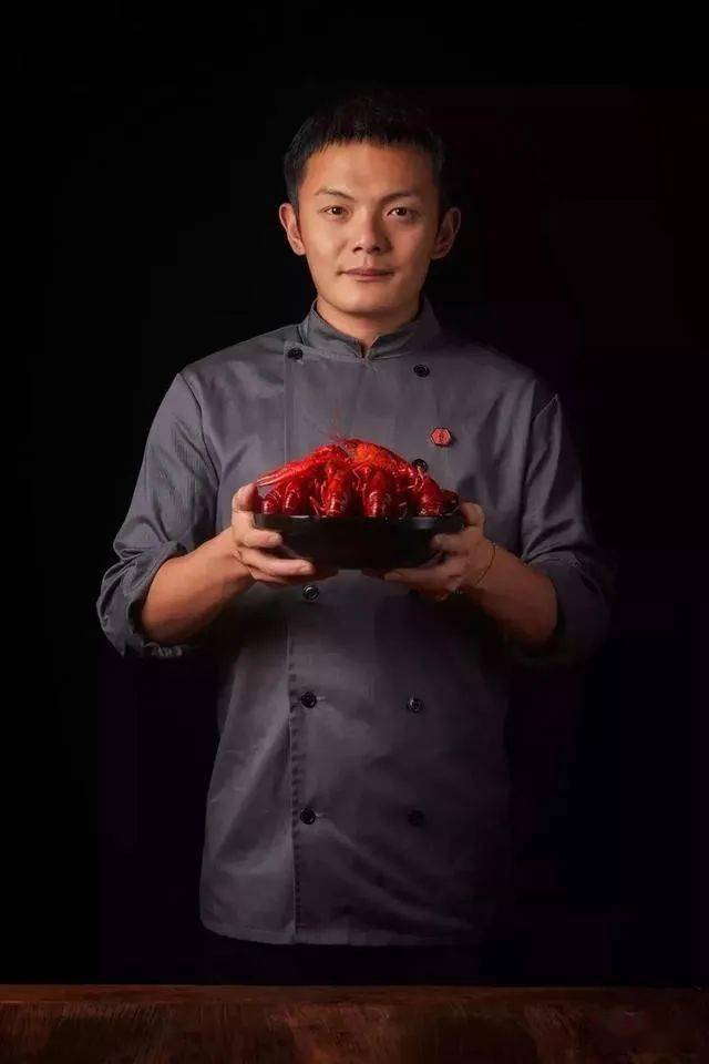 长沙小伙花1亿开了家亚洲最大小龙虾馆每年500万人进店狂卖千吨