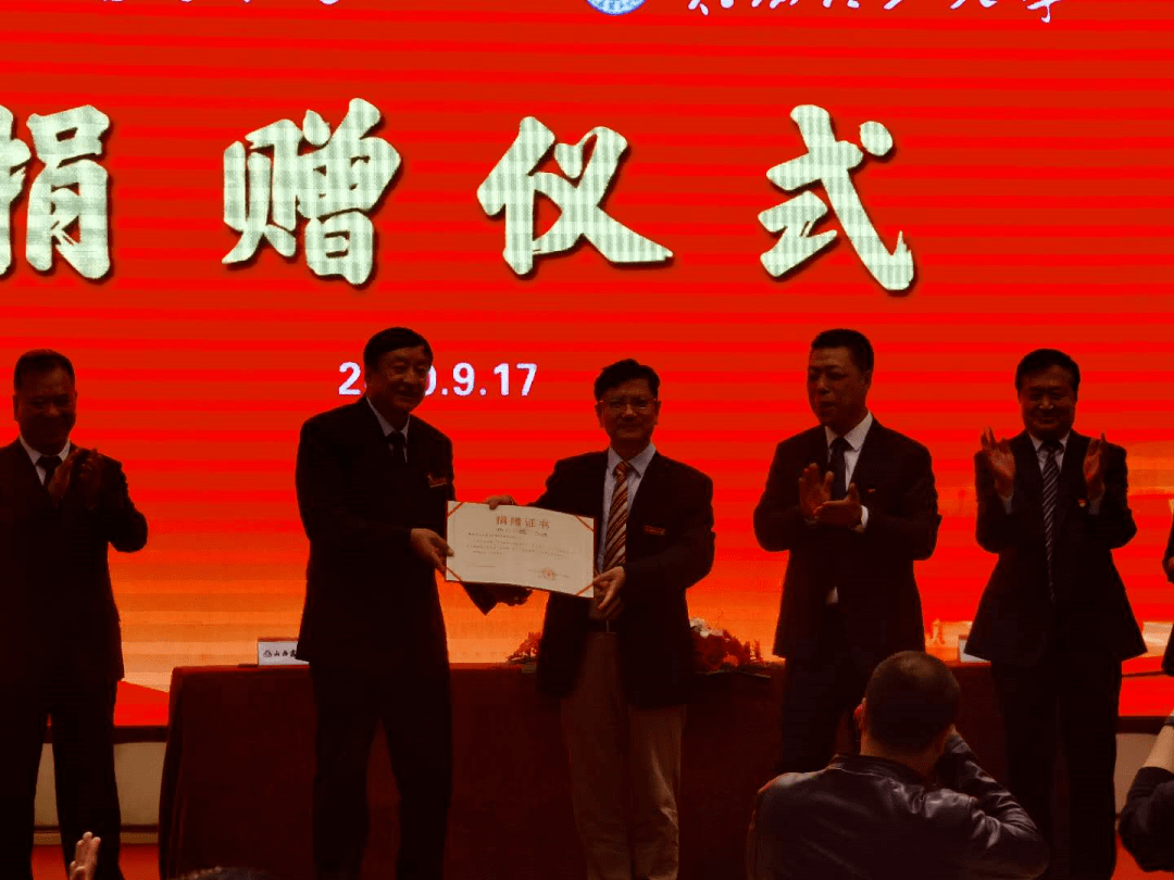而在不久之前,世界晋商网曾报道,山西鑫飞集团毛福昌,捐款2500万给