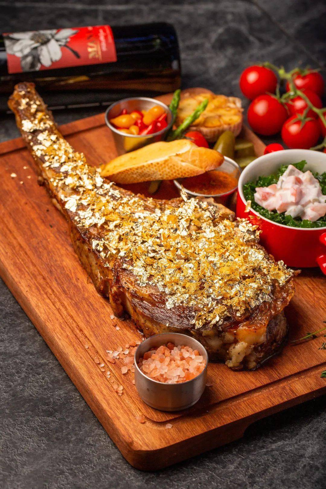 比脸还要大的战斧牛排,外层裹上24k食用金箔,贵气十足,超级耀人!