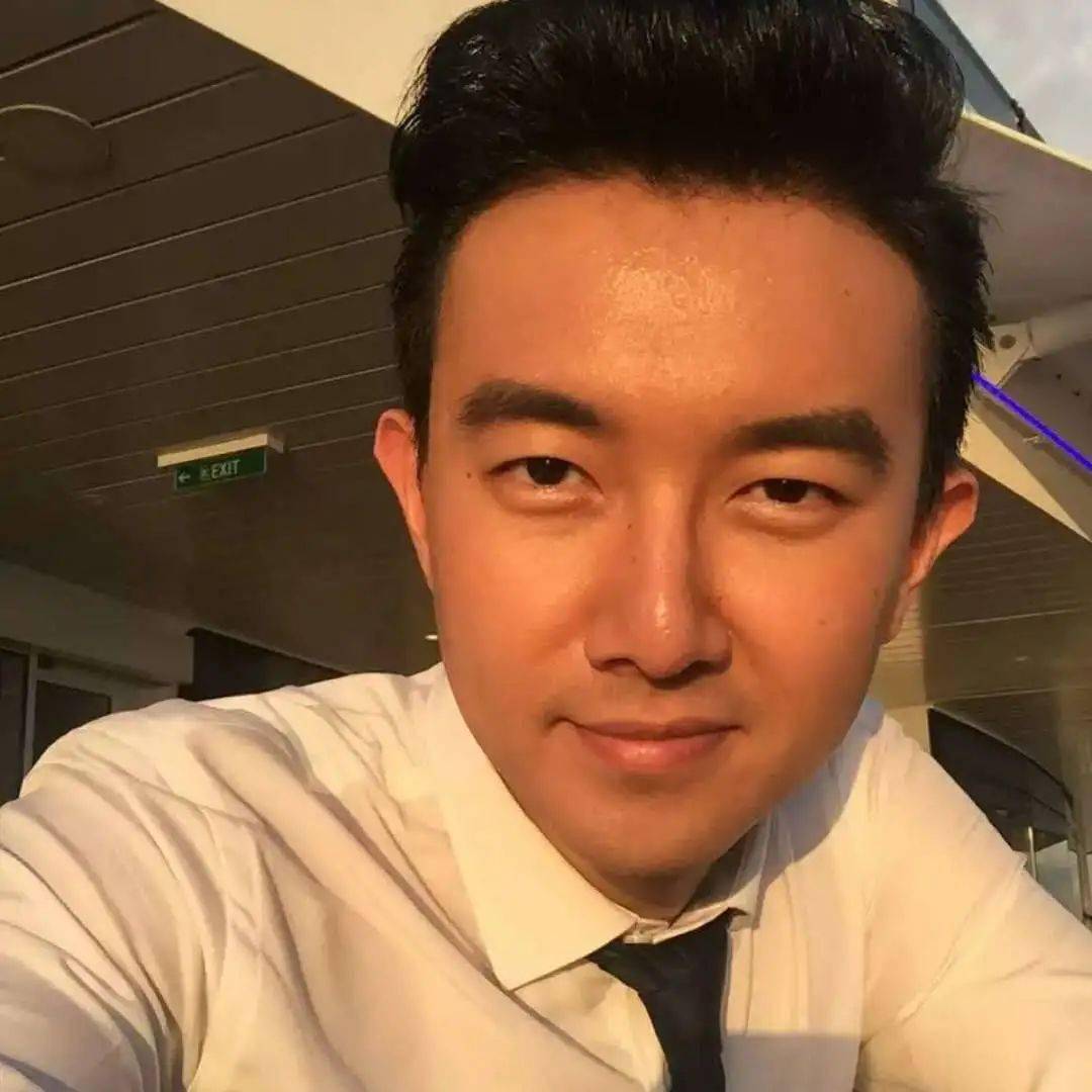 上海电视台 主持人07 邢航你的同学:张煦刚夏日,阳光开朗的男孩,如同