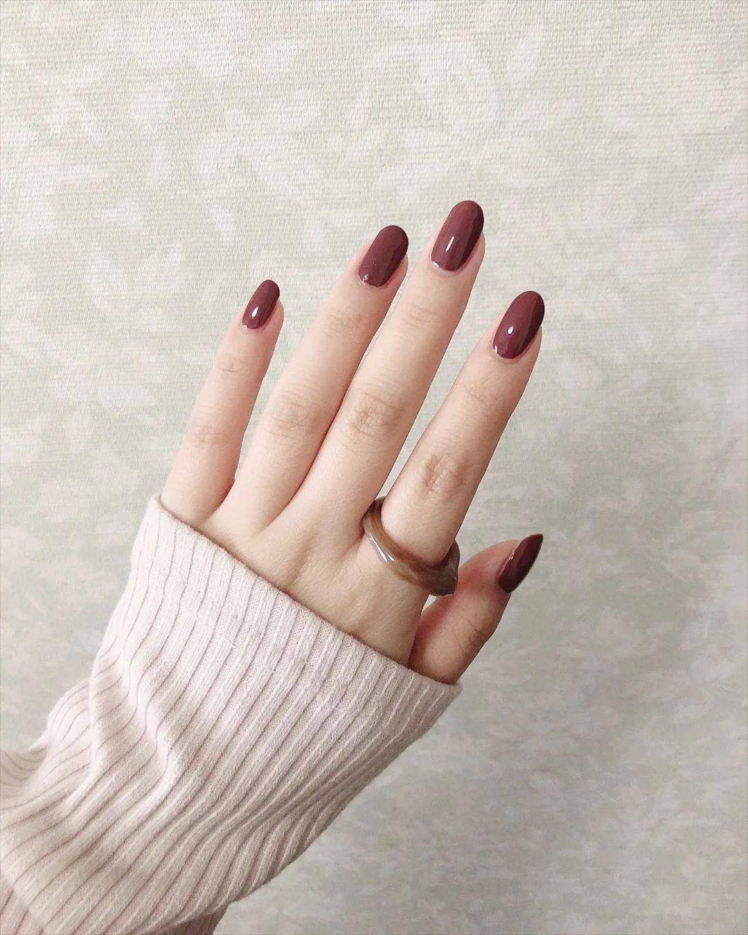 极简时尚的纯色系美甲承包你这个秋天的美