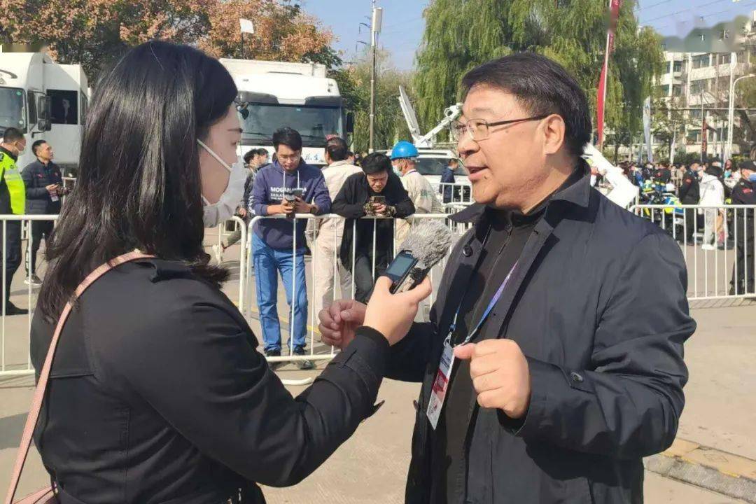 记者李婷婷记者张悦记者张靖清实习记者薛智鸿一场马拉松向全世界展示