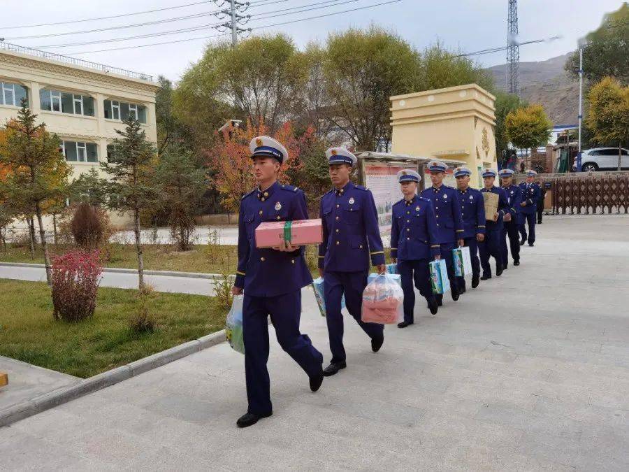 活动中,消防指战员与老人欢坐一堂,为老人表演了精心准备的节目,同时