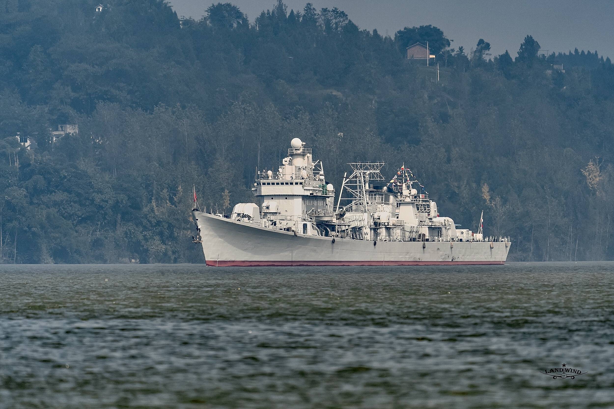 珠海舰抵达重庆主城_东港