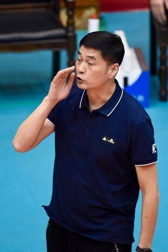 10月25日,四川队球员郭顺祥(右下)在比赛中进攻.