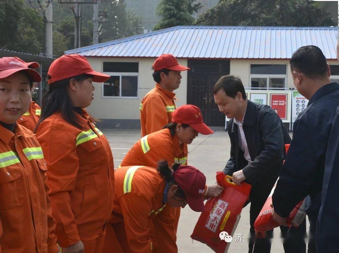 济源示范区管委会主任市长石迎军慰问环卫工人