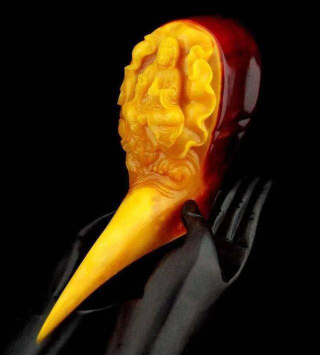 红,又叫鹤顶红,不是鹤的顶子,而是一种叫做盔犀鸟的鸟头,因为鸟头上的