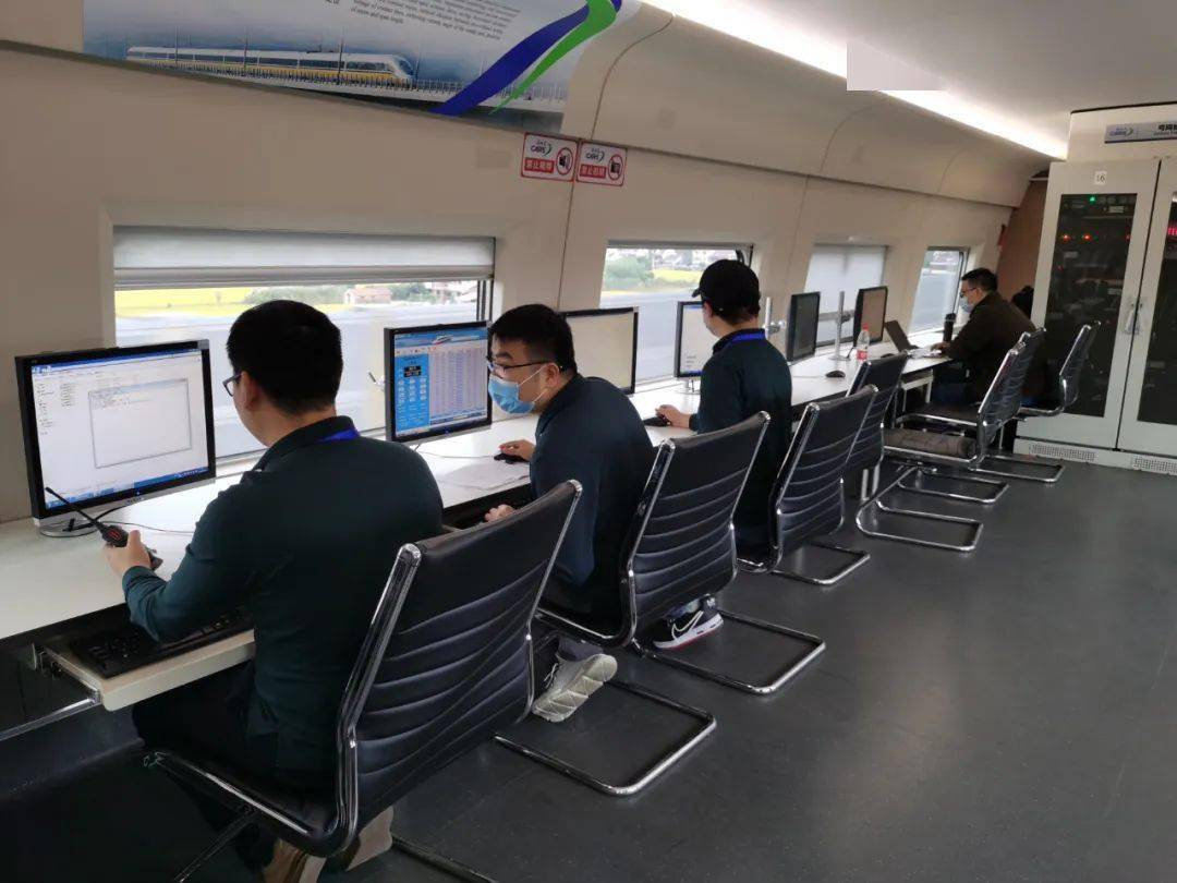 "黄医生"停靠如皋南站!盐通高铁离开通更近一步!