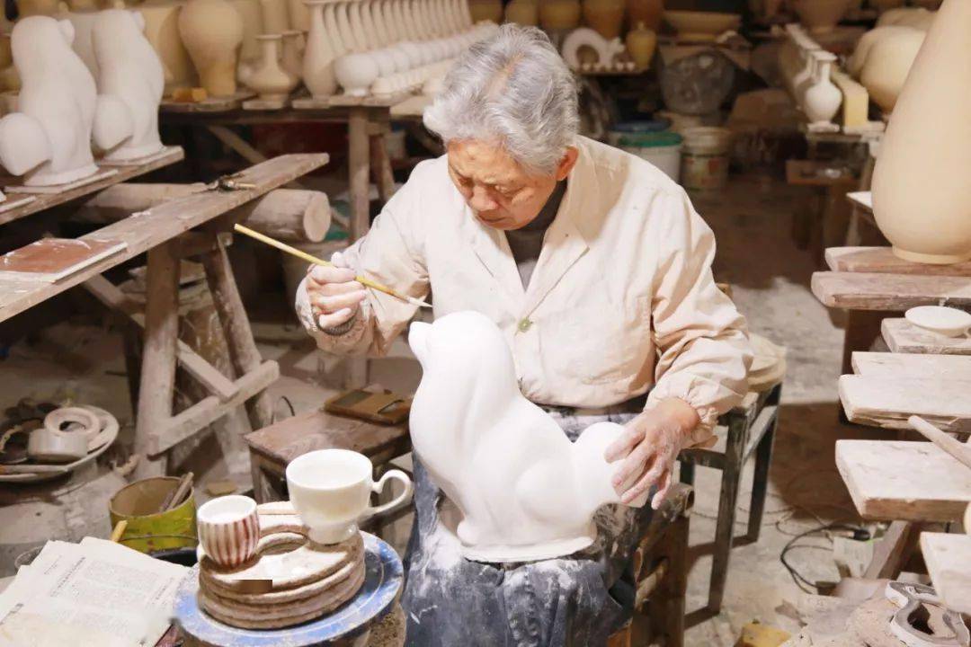 致敬三八红旗手邓希平一生风华锻造颜色釉传奇