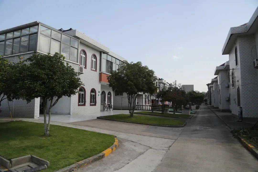 走进江桥镇的华庄中心村,首先映入眼帘的是宽敞整洁的道路,和一排排