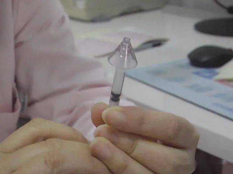 海州区新东街道社区卫生服务中心为辖区儿童接种了首针鼻喷流感疫苗