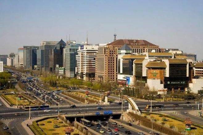 对于上千万的人口的城市来说地铁东西南北各种交织纵横二环,三环,四环