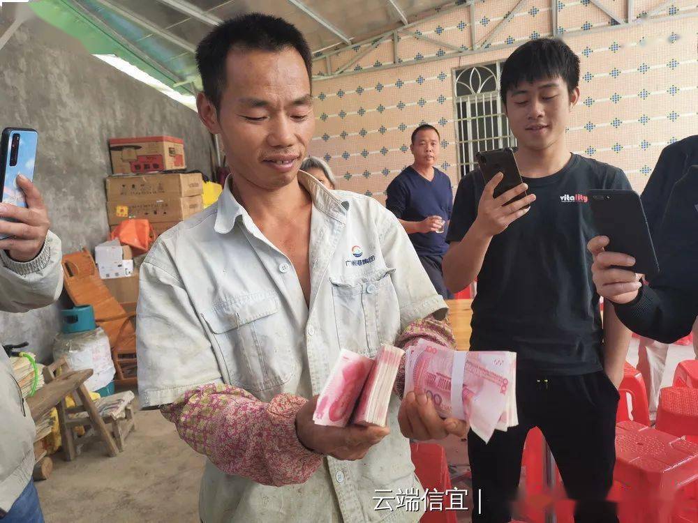 "工艺榄"收购现场.图中手拿钞票者为村民黎国天.