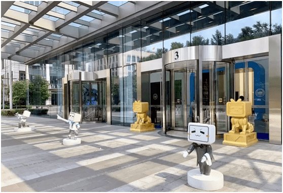 企业特征灰常明显有木有~总部大门广场当当当,和小柿子一起走进b站